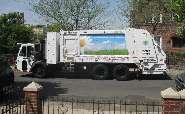 How Many Wheels Does A Garbage Truck Have